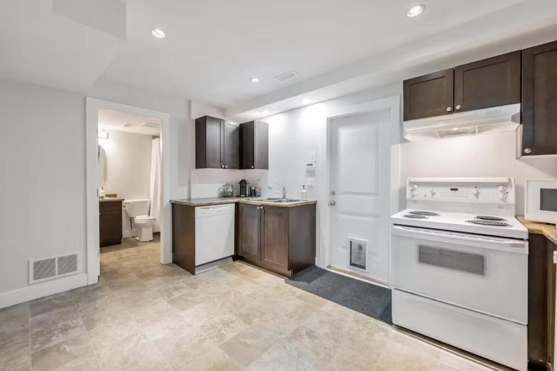 Private 1 Bedroom In Brookswood Langley Exterior photo